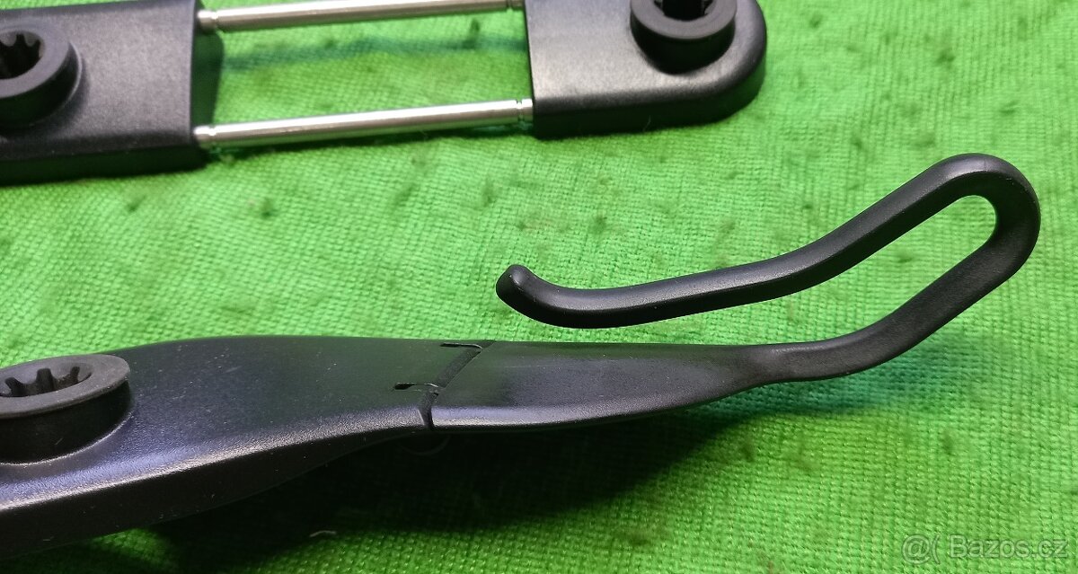 Držáky vodítka pásů pod hlavovou opěrku do starého veterána. - 8