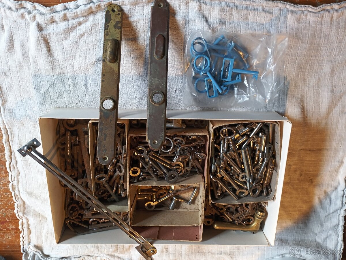 staré klíče,pozůstalost,krabice...jj - 8
