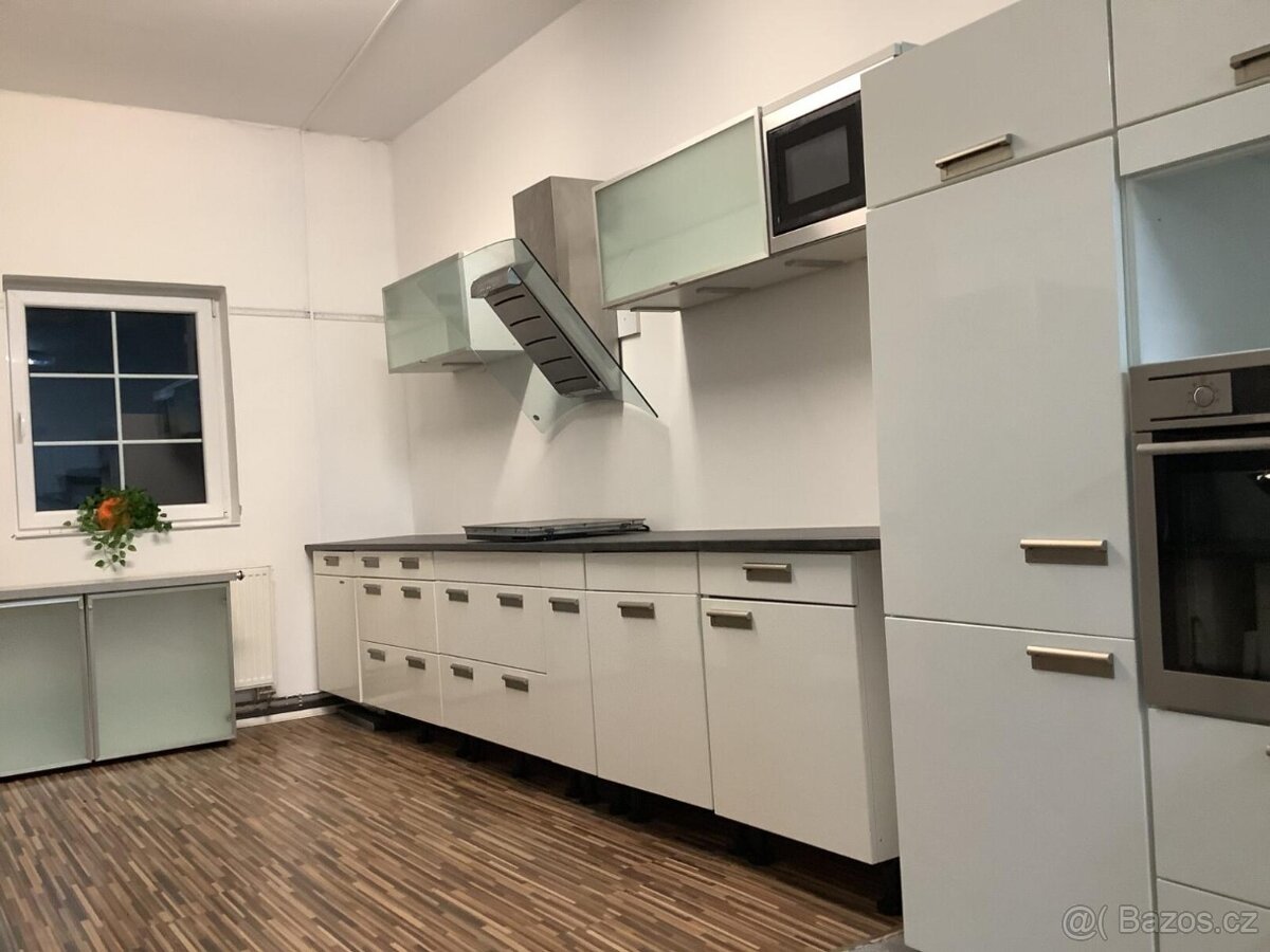 Moderní světlá kuchyně LEJLA - 8