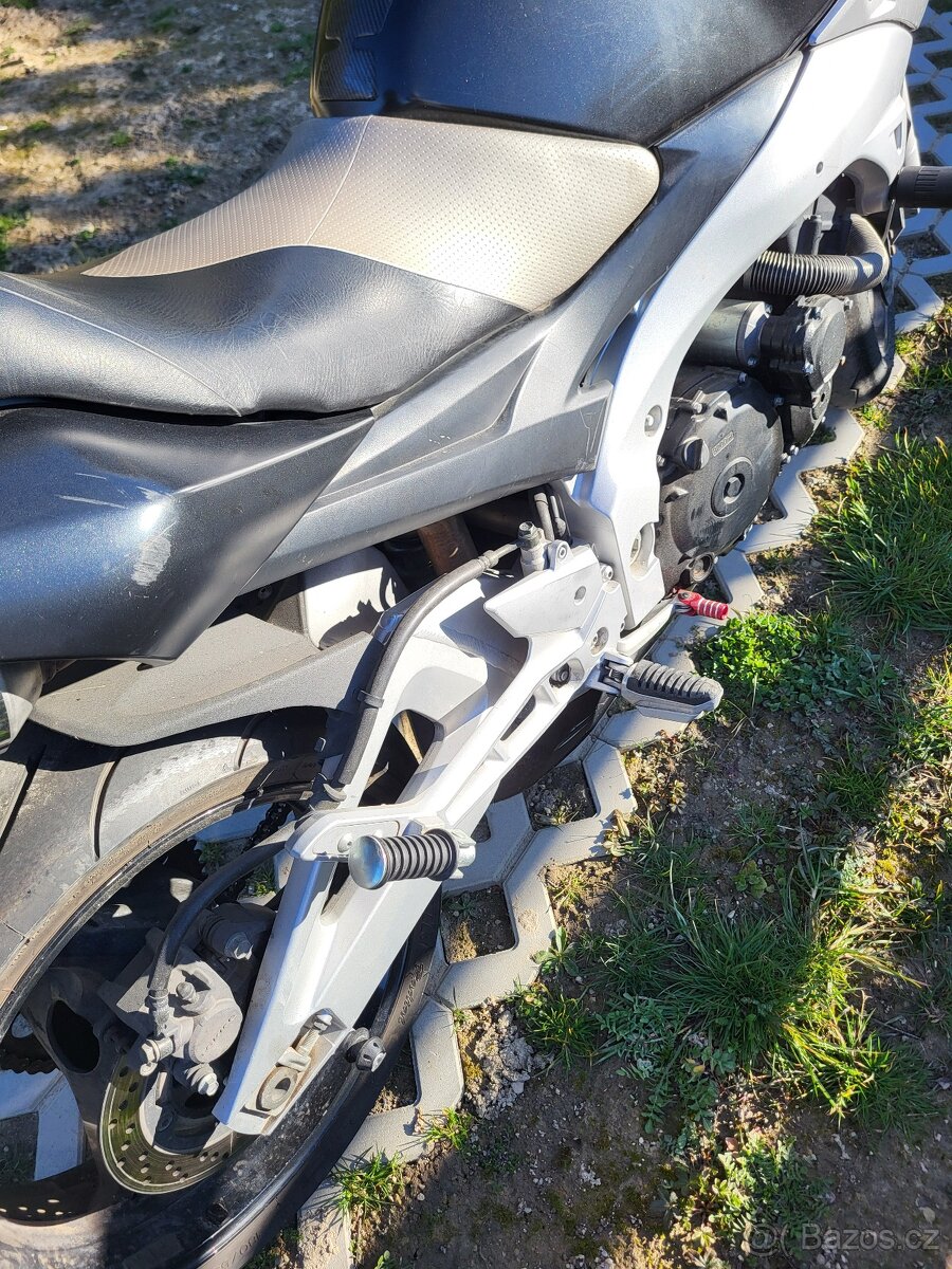 Suzuki GSR - 600 - 8