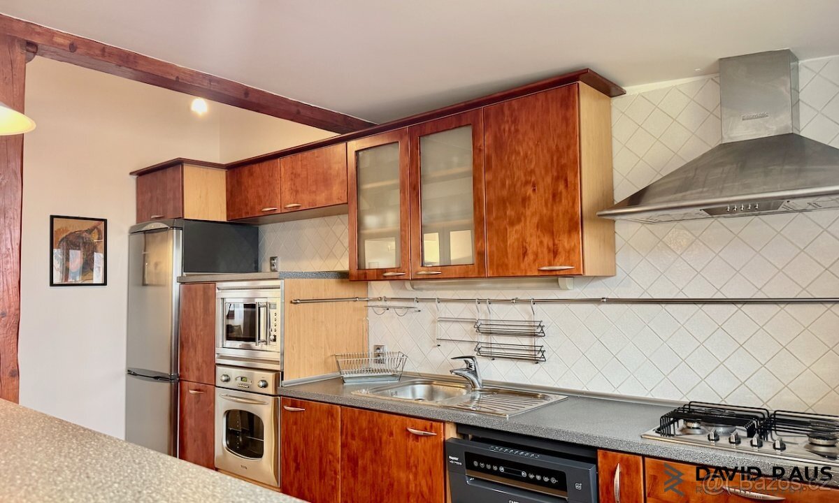 Pronájem zařízeného podkrovního bytu 1+kk (61m²), ul. Gorkéh - 8