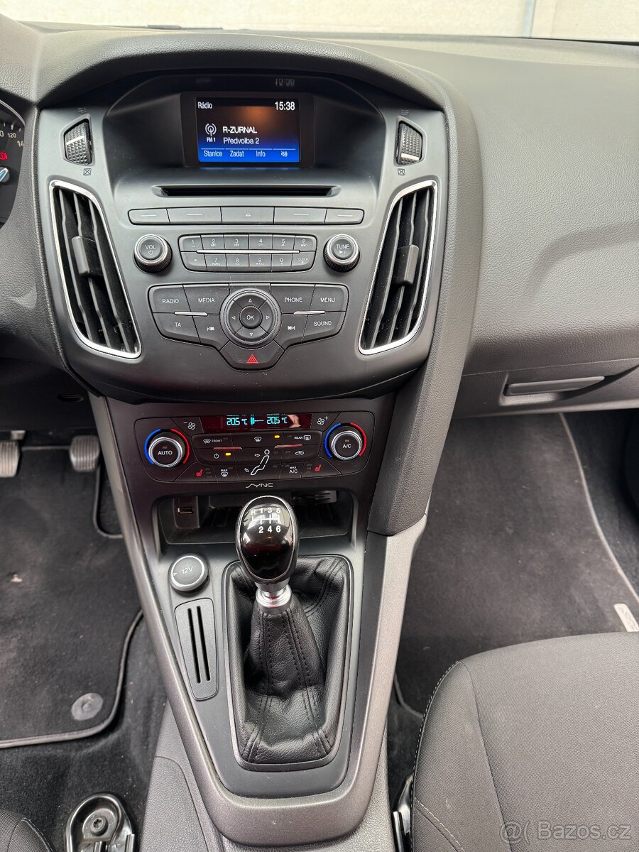 Ford Focus Kombi bílý - 11/2017 - 8