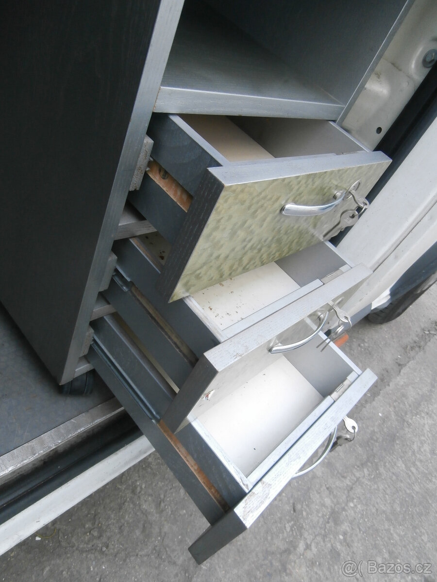 Skříňka dřevěná se zásuvkami uzamykatelná za 500 kč - 8