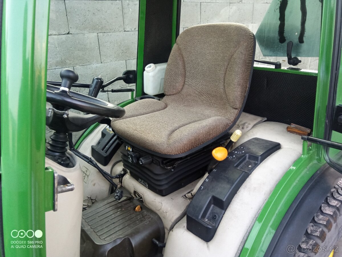 Jonh Deere 2720 s nakladačem - 8