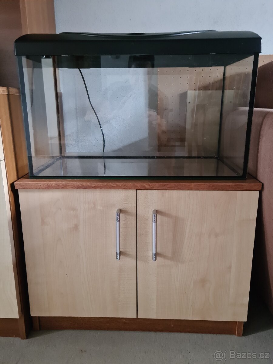 Psací stůl,skříňka s akváriem a rohová police. - 8