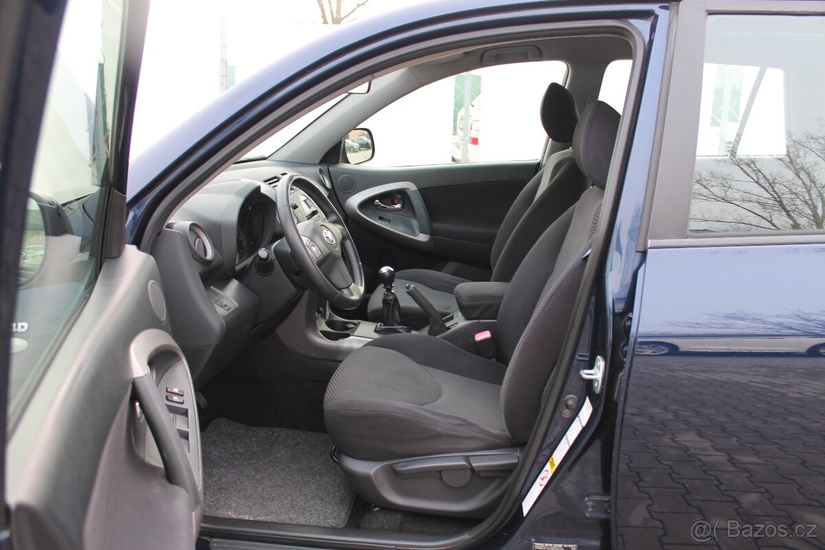Toyota Rav4 2.2D-4D 100kW + 4X4 + BEZ KOROZE + TAŽNÉ - 8