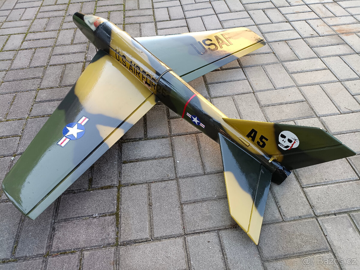 Starší rc letadlo vojenská stíhačka na spalovací motor - 8