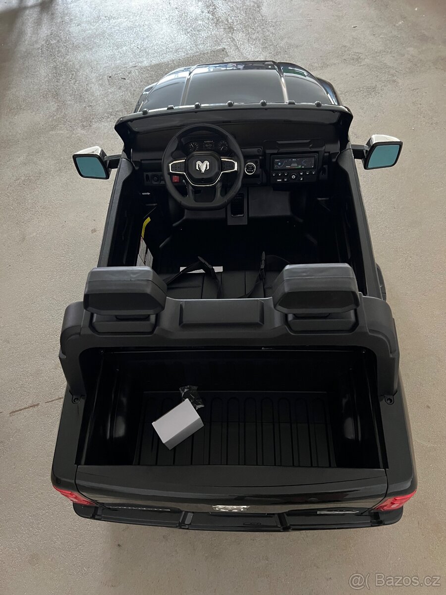 Dětský elektrický Dodge RAM 3500 - 400W - 8