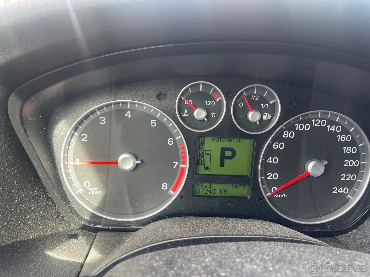 Ford Focus hatchback - 8