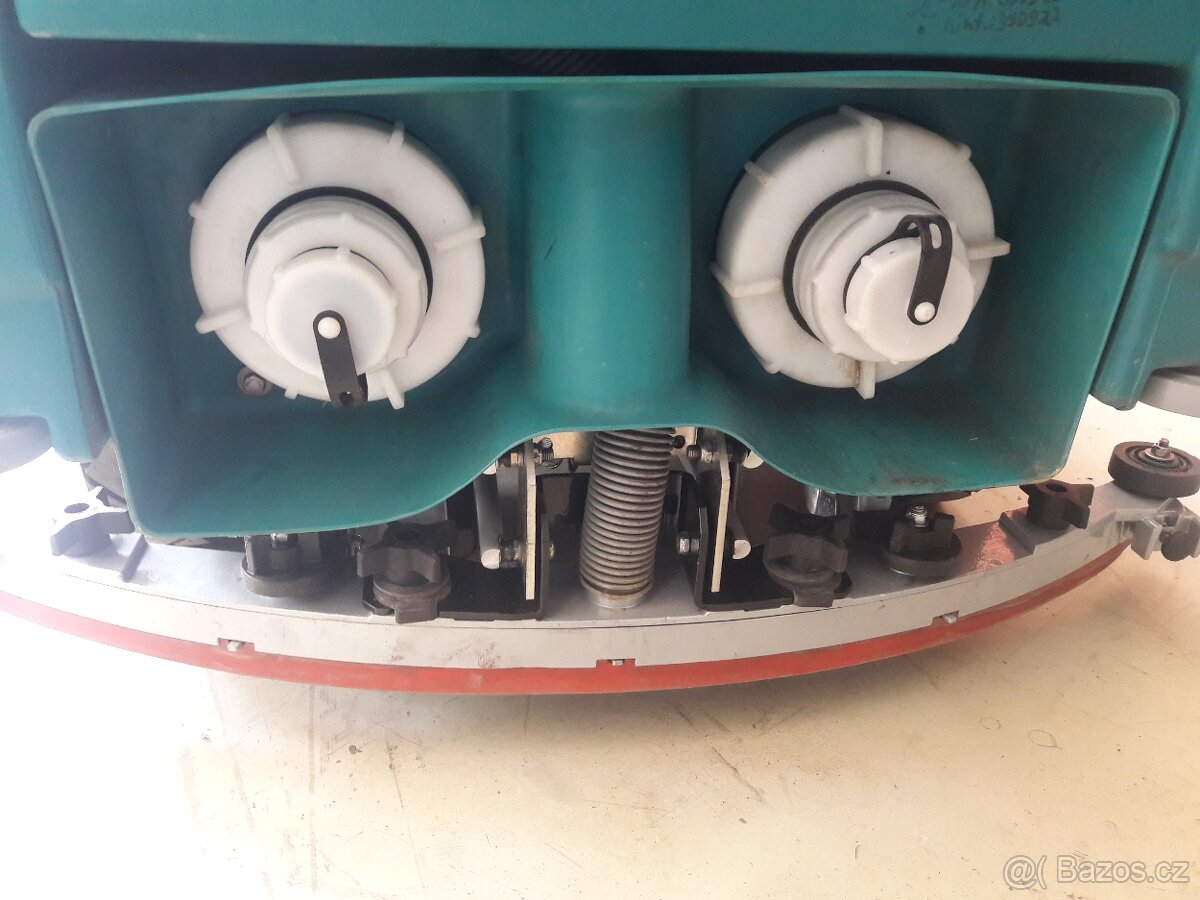 Podlahový mycí stroj Tennant 7100 Disk 80 sedící obsluha - 8