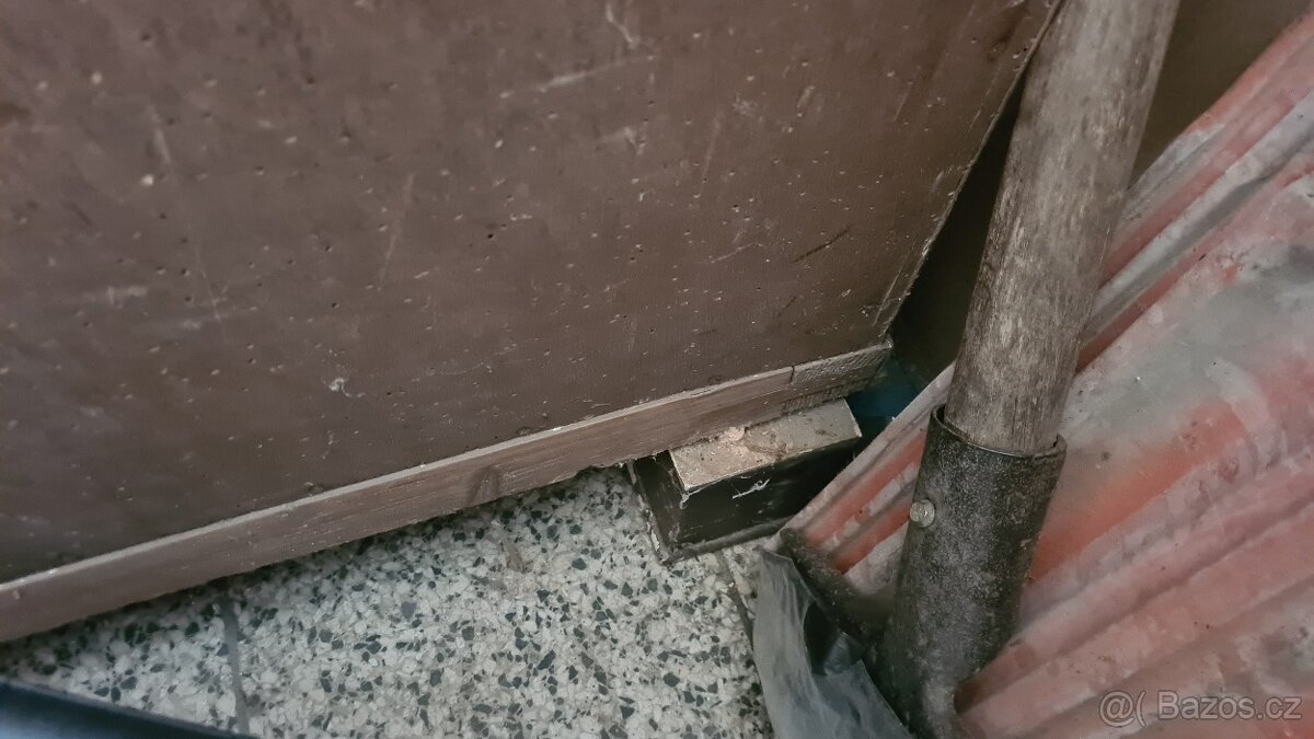 Stare skrine, stul a zidle - 8