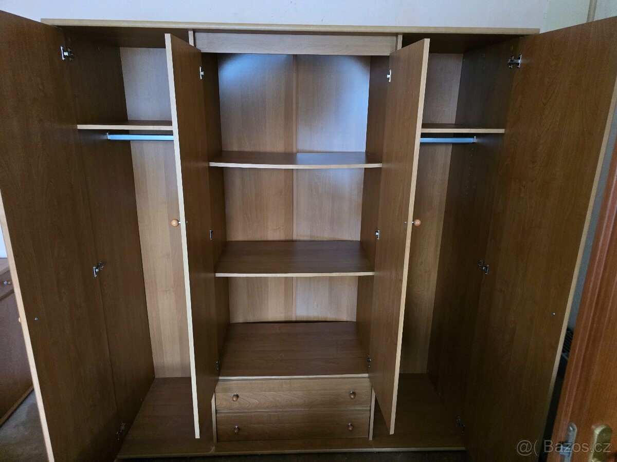 Komplet ložnice - postel, noční stolky, skříně - 8