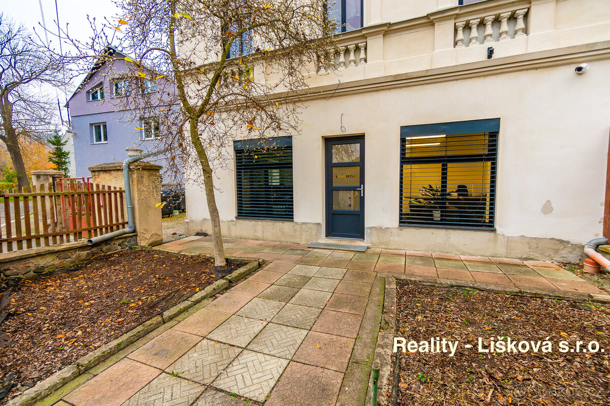 Prodej areálu s všestranným využitím nedaleko dálnice Praha - 8