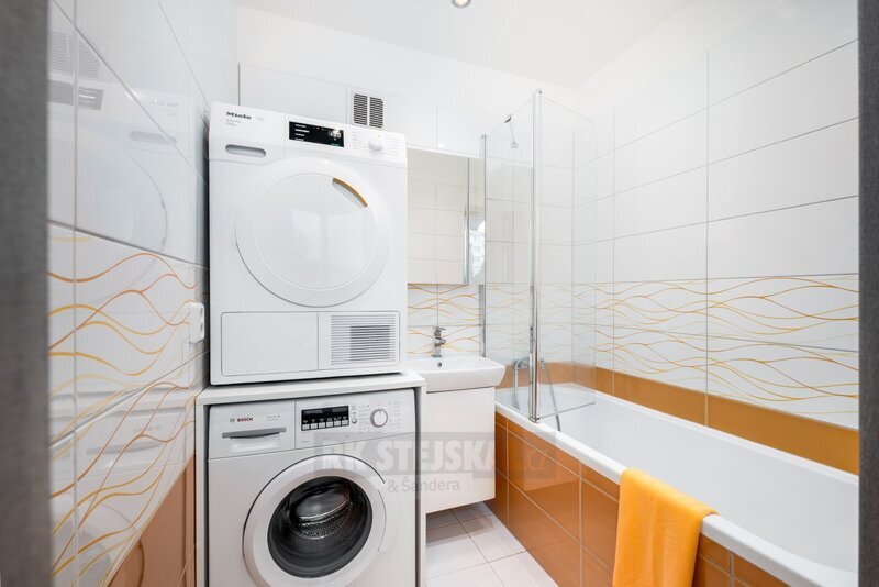 Modernizovaný příjemný byt 2+1 s balkonem v žádané lokalitě - 8