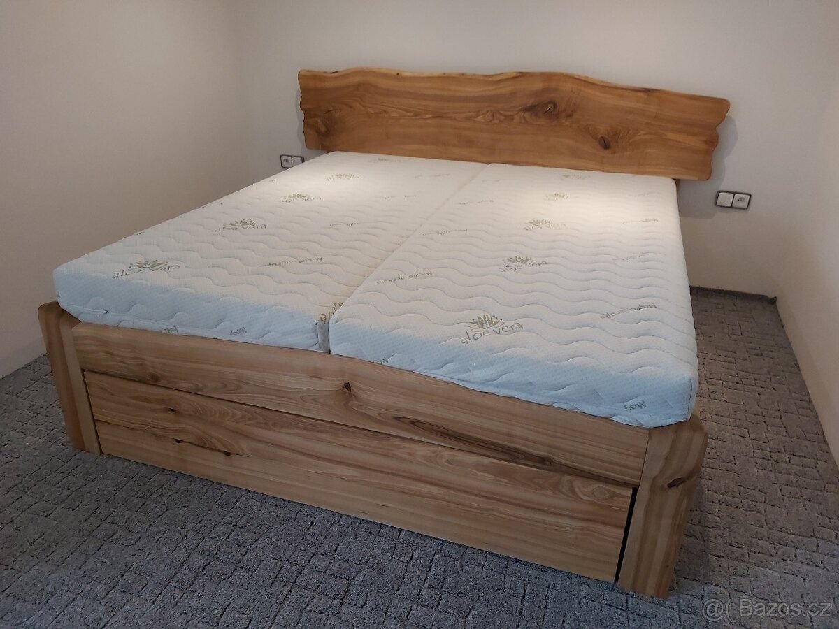 Postel z masivu s přírodní hranou - 8
