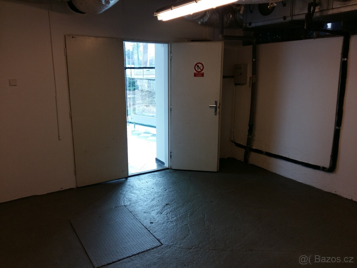 Prosklená prodejna se skladem v Kolíně - 8