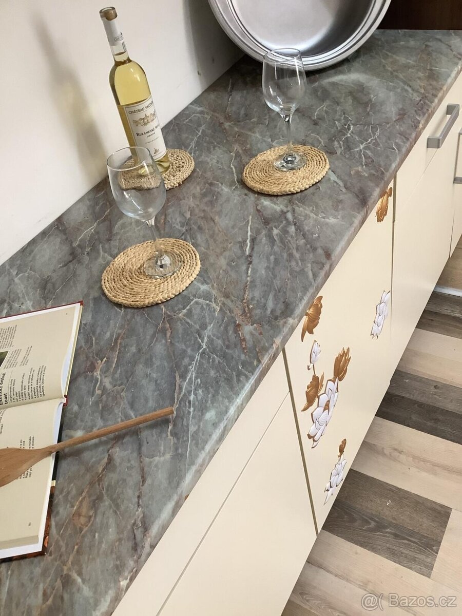 Světlá moderní kuchyně IRMA - 8