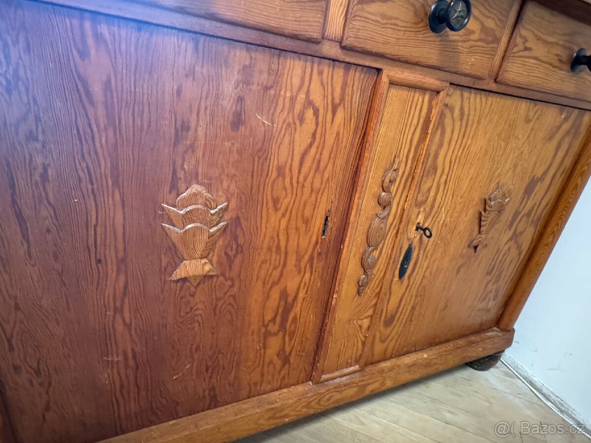Šicí stroj Singer a kredenc - 8