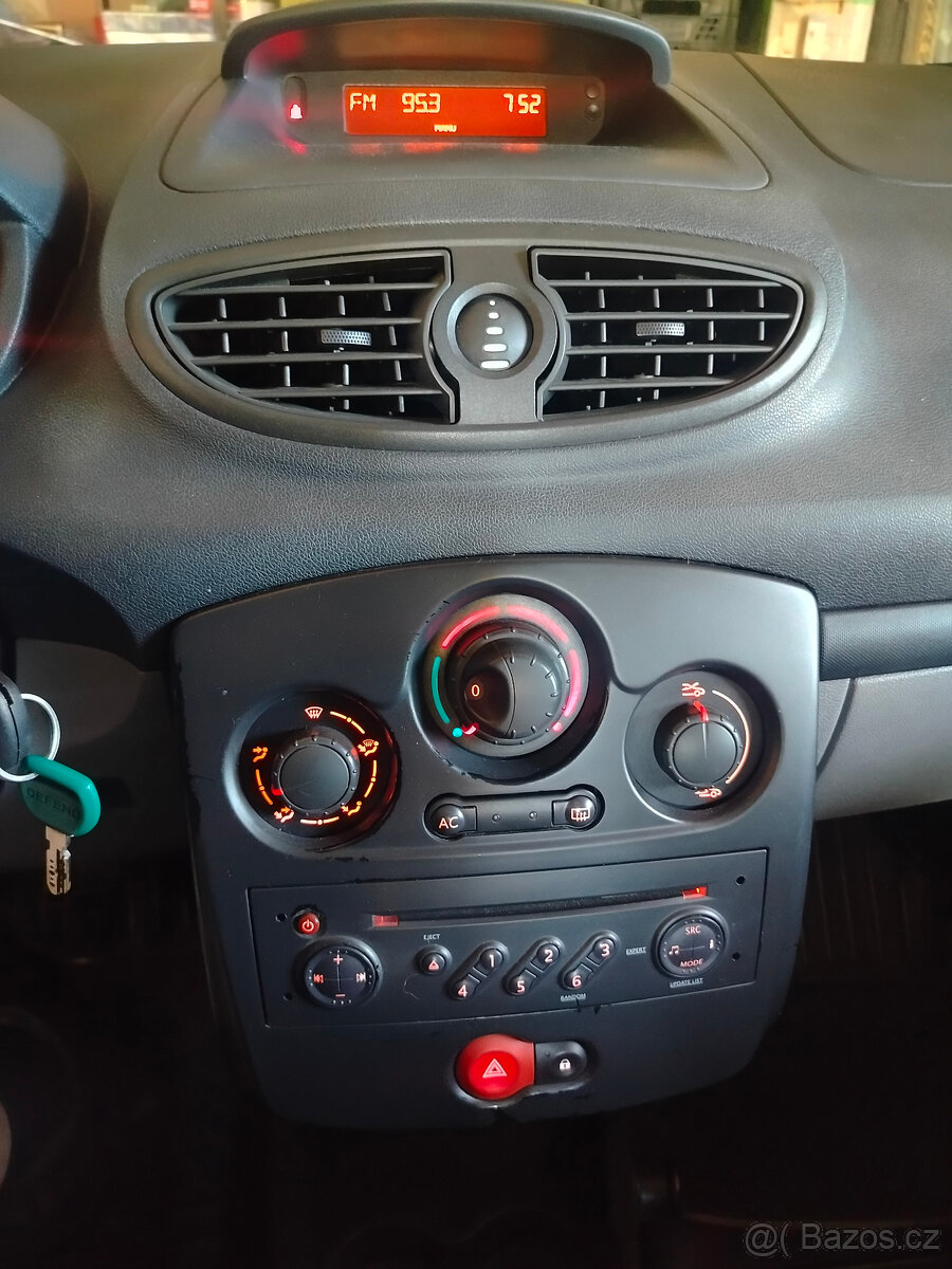 Prodám RENAULT CLIO III 1.2 BENZÍN 48kW - 8