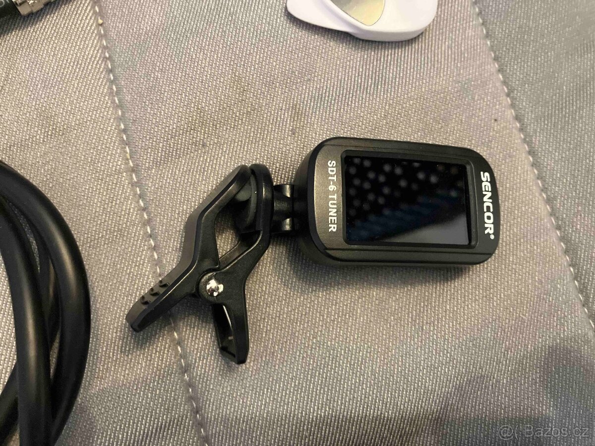 Elektrická kytara s bohatým příslušenstvím - 8