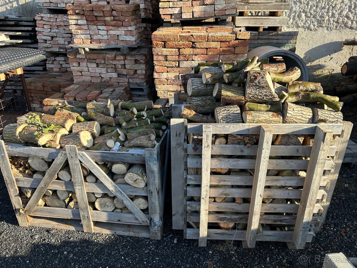 Pískovec, cihly, dřevo, palety - 8