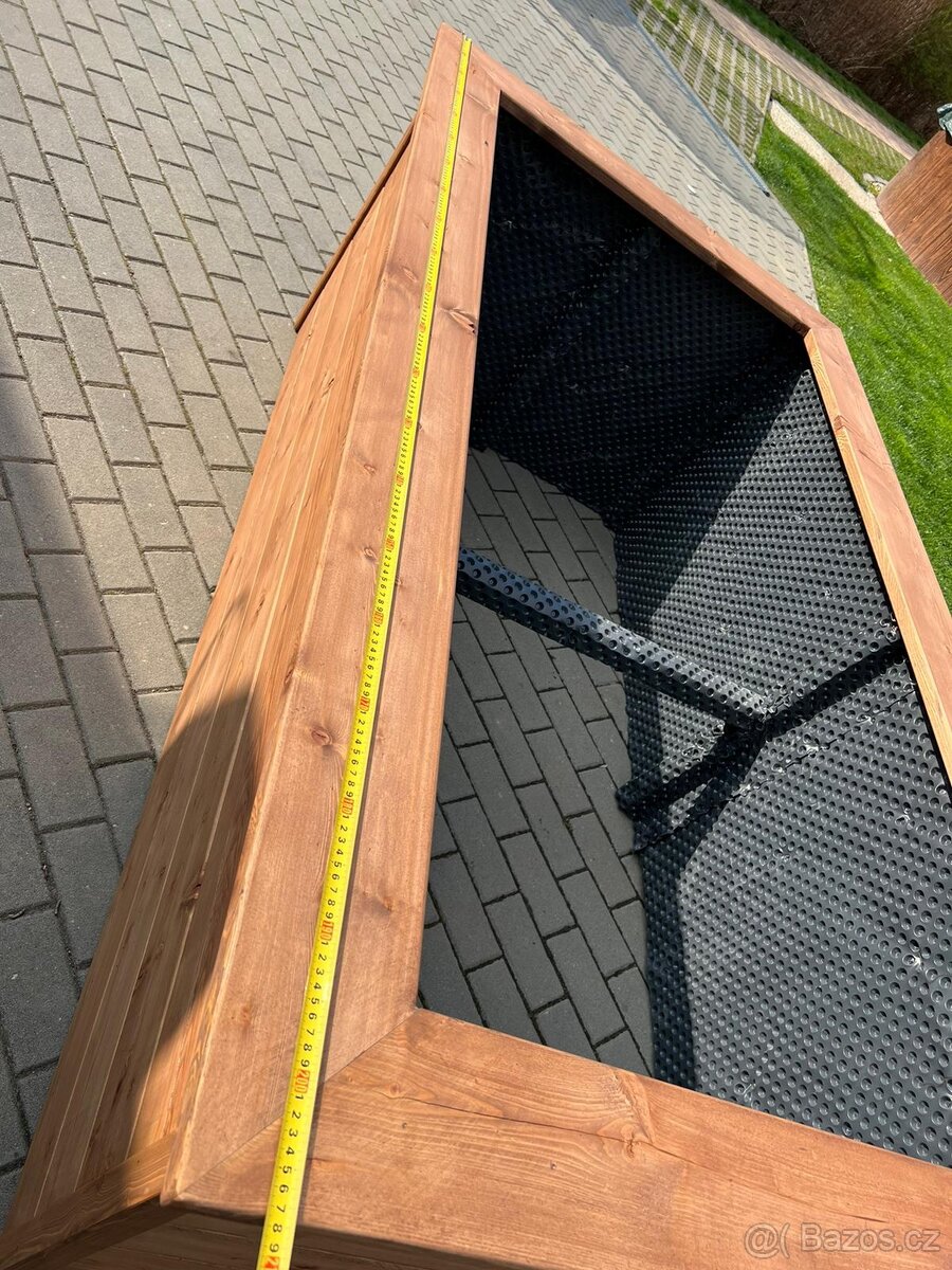 Vyvýšený záhon ze SIBIŘSKÉHO MODŘÍNU - 8