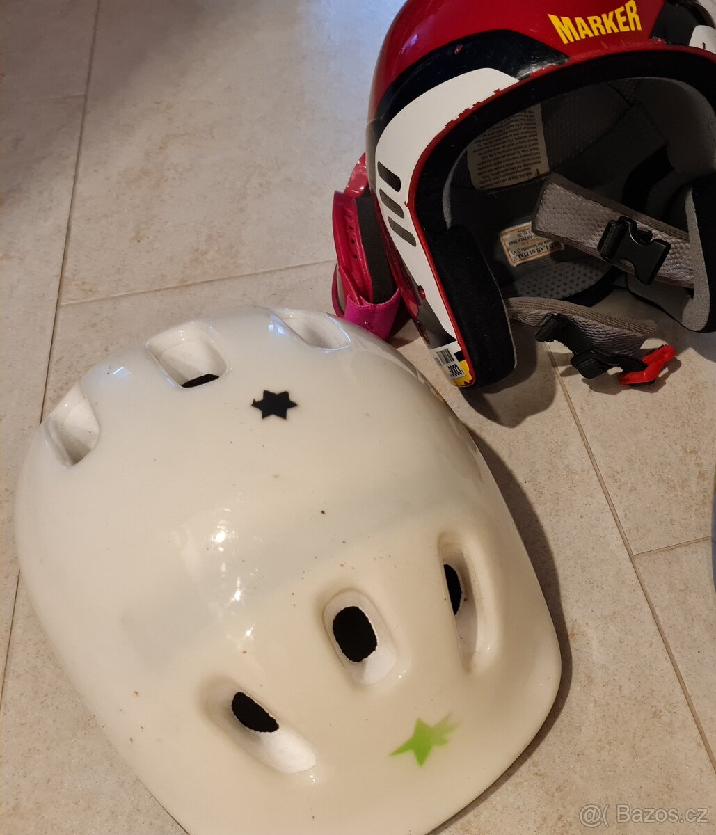 Dřevěný domeček, police,HRY, DVD, a přilby cyklo a lyžařská - 8