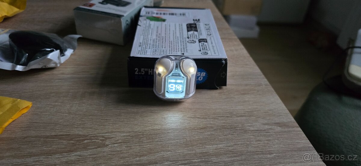 Bezdrátová sluchátka s LED displejem,a silikonovým krytem - 8