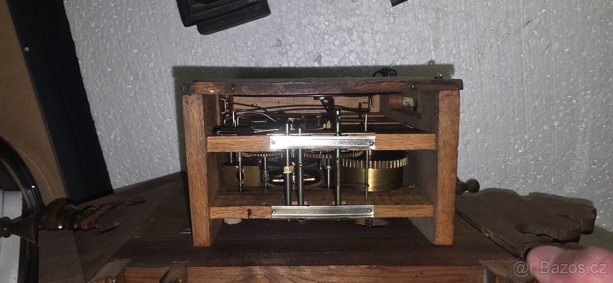 Staré nástěnné hodiny - 8