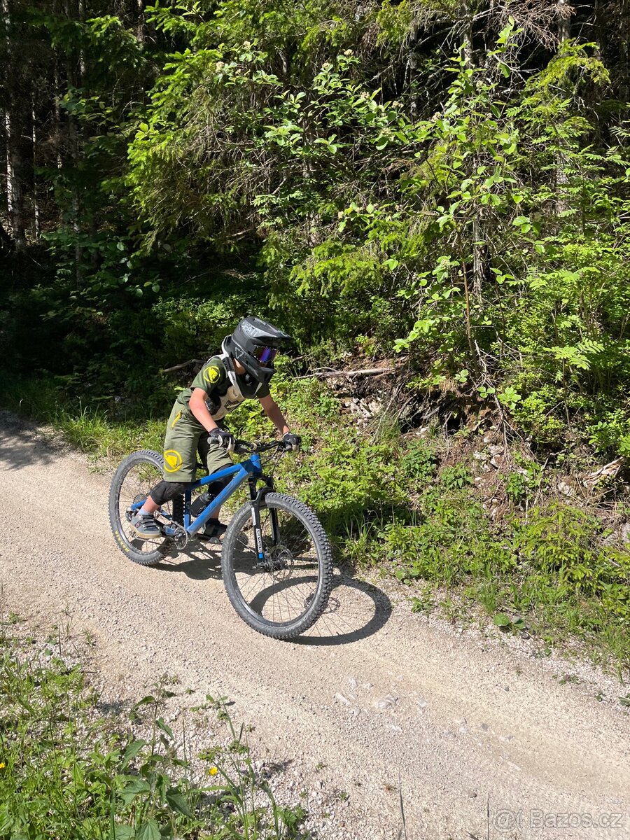 Leatt Gravity DH 1.0 helma vel. S - 8