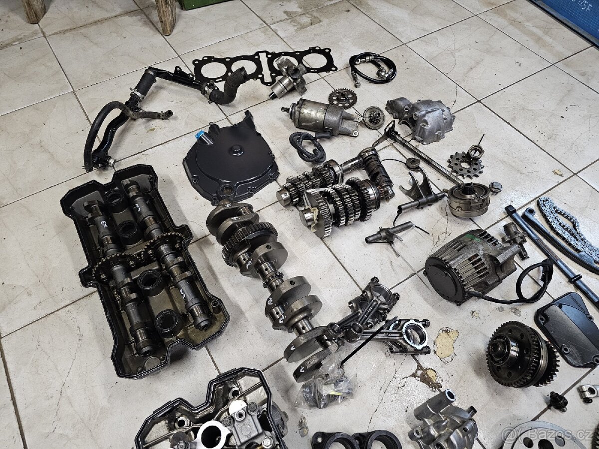 Díly motoru pro Suzuki GSXR 750 Srad gsxr750 - 8