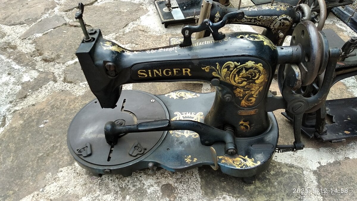 sbírka šicích strojů - 8