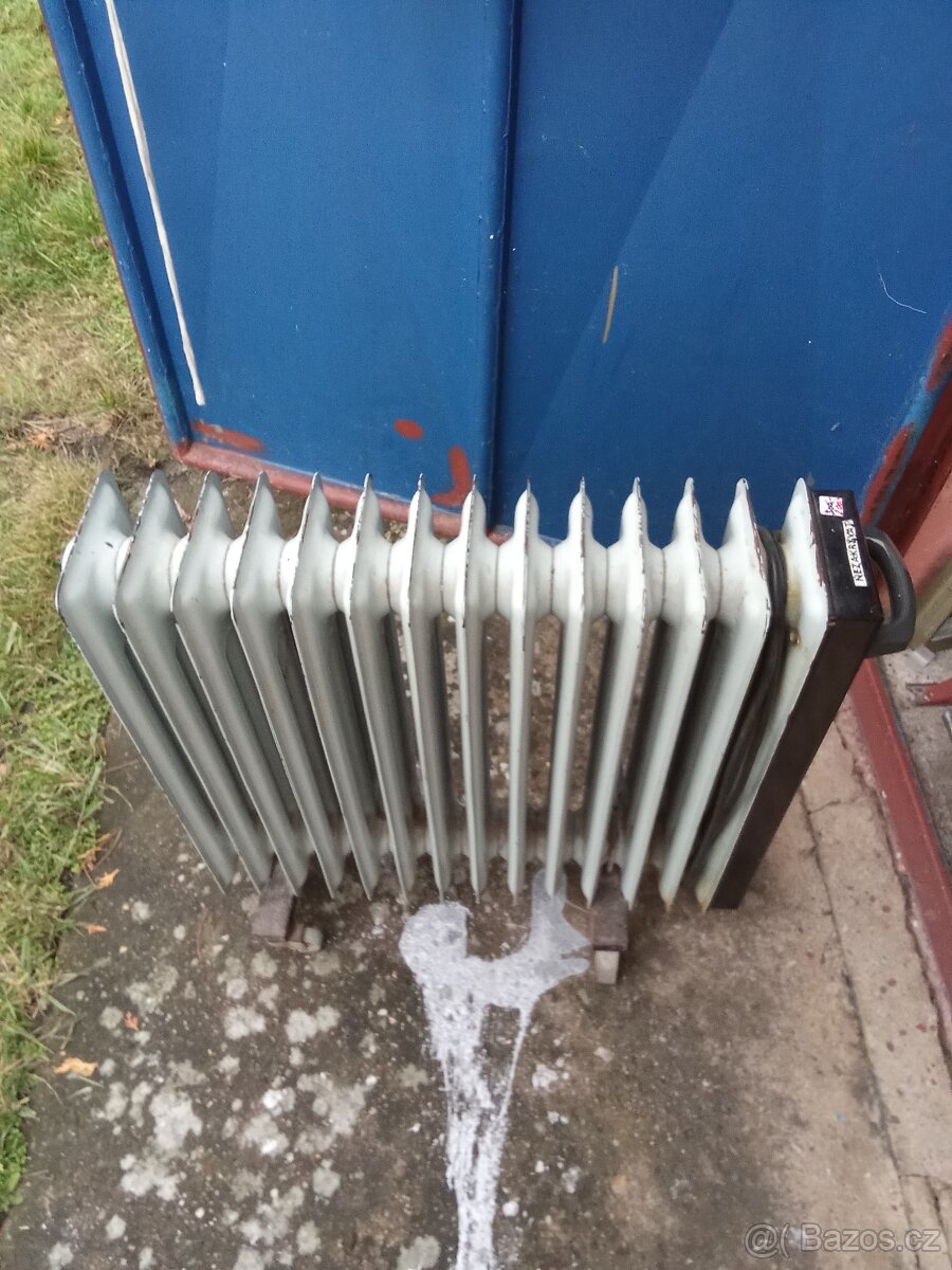 Skříně + noční stolky + stoly + topení - 8