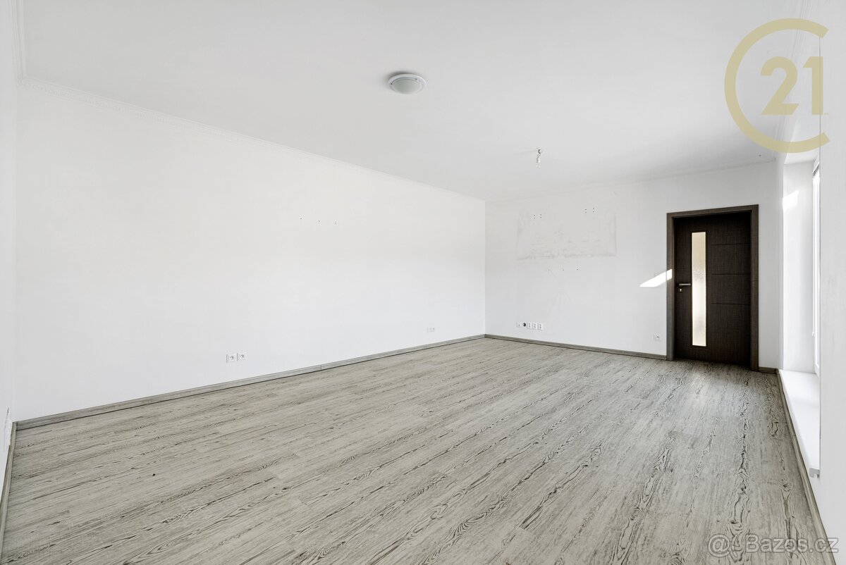 Dva domy, bazén a technologie, díky nimž se tu žije v poh... - 8