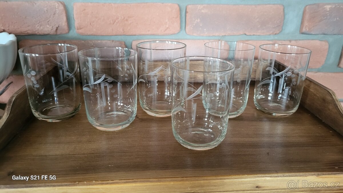 SKLENIČKY STAROŽITNÉ BROUŠENÉ SKLO- KRÁSNÝ MOTIV 6ks - 8