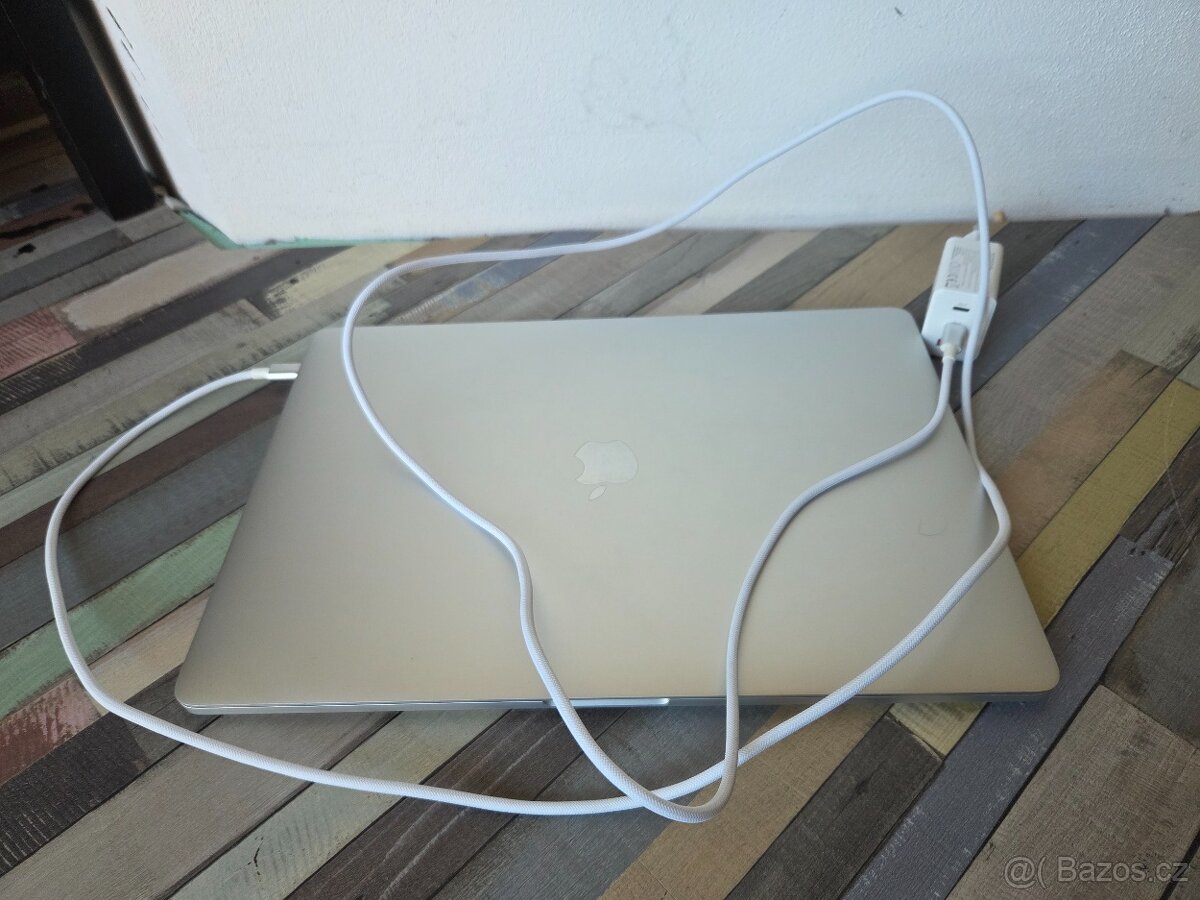Apple MacBook Pro | 15" | 2018 | i7 | 512 GB - 8