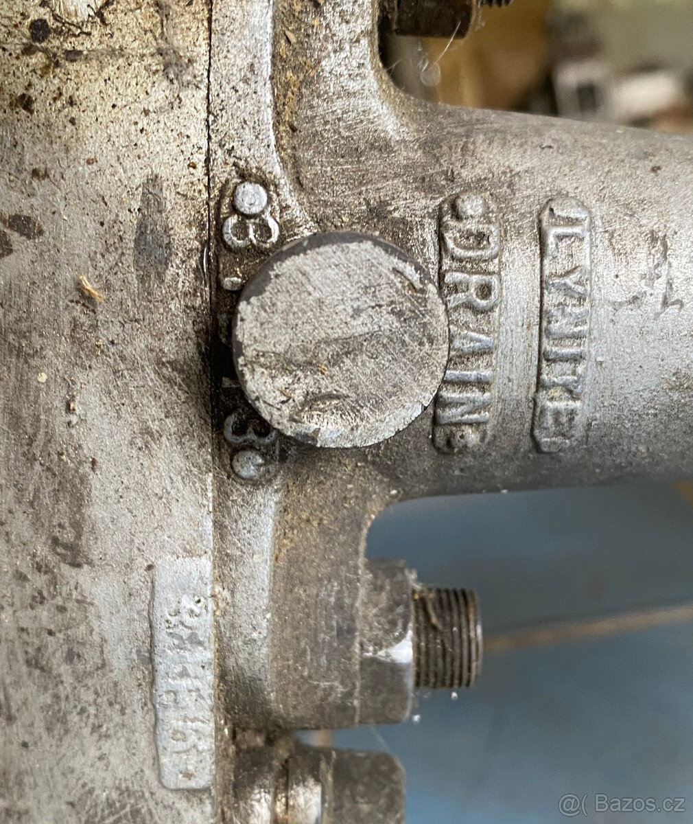 Starý lodní motor Johnson 1926 - 8