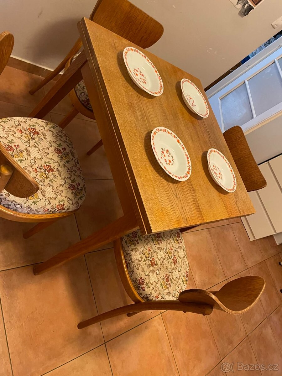 Jídelní stůl a židle Ton - 8