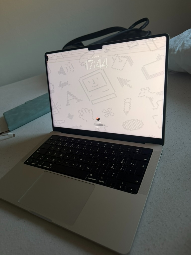 MacBook Pro M3 14 SSD 512 RAM 8 - 8