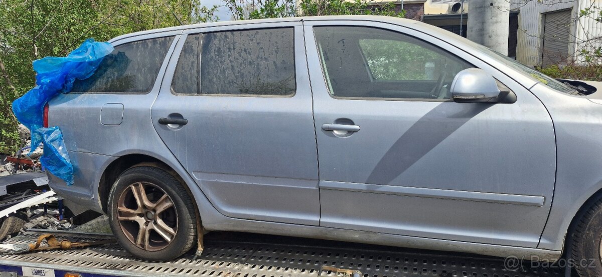 Octavia 2 face lift 1.4 tsi blede modra dily z vozu - 8