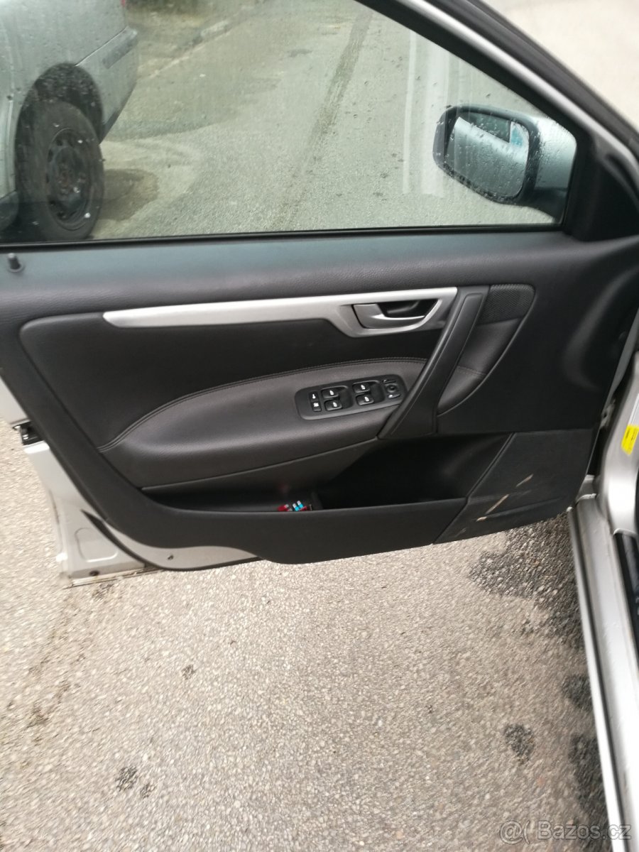 Prodám nd z volvo V70II 2006 2,4D5 136kw - 8