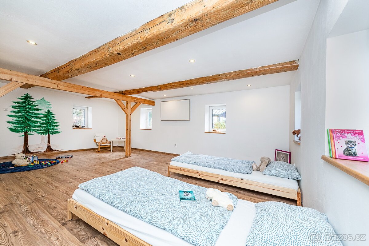 MALEBNÝ RODINNÝ DŮM V SRDCI ČESKÉHO STŘEDOHOŘÍ ČEŘENIŠTĚ, M - 8