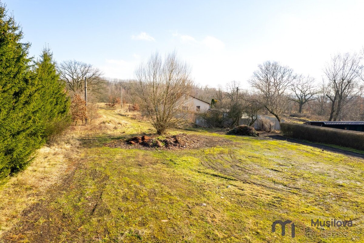 Prodej stavebního pozemku 1738 m2 - 8