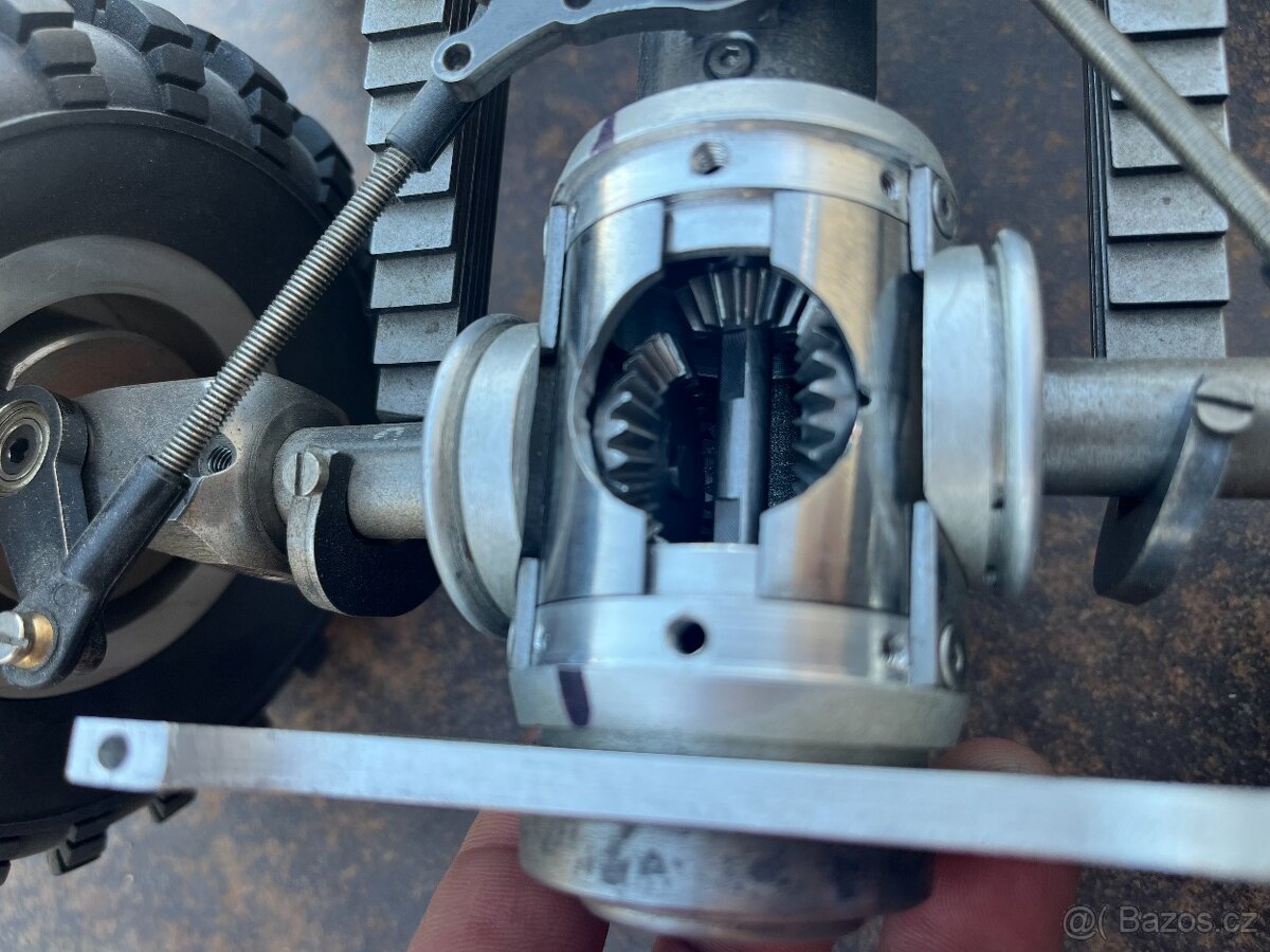 Model 1:10 Tatra 813 6x6 podvozek a rám - 8