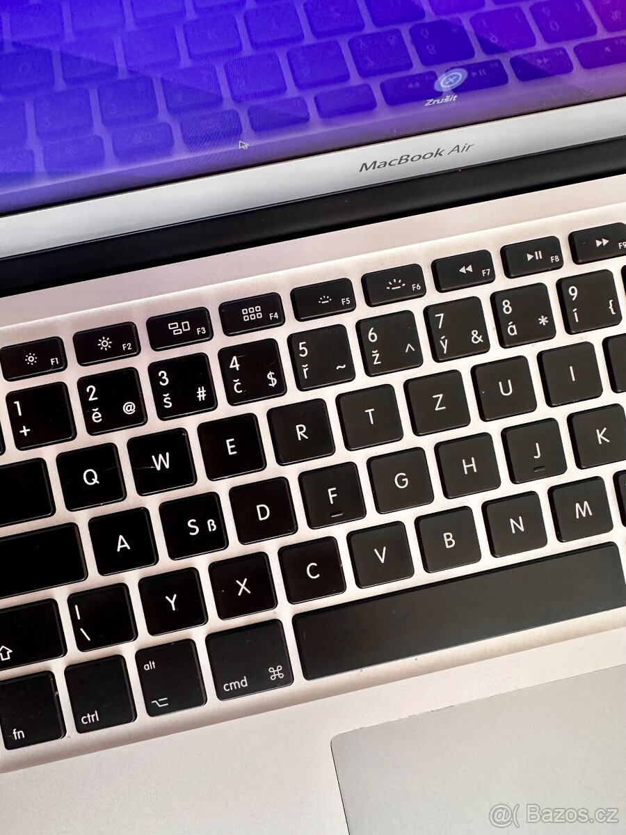Macbook Air 13-palcový (2017) - 8