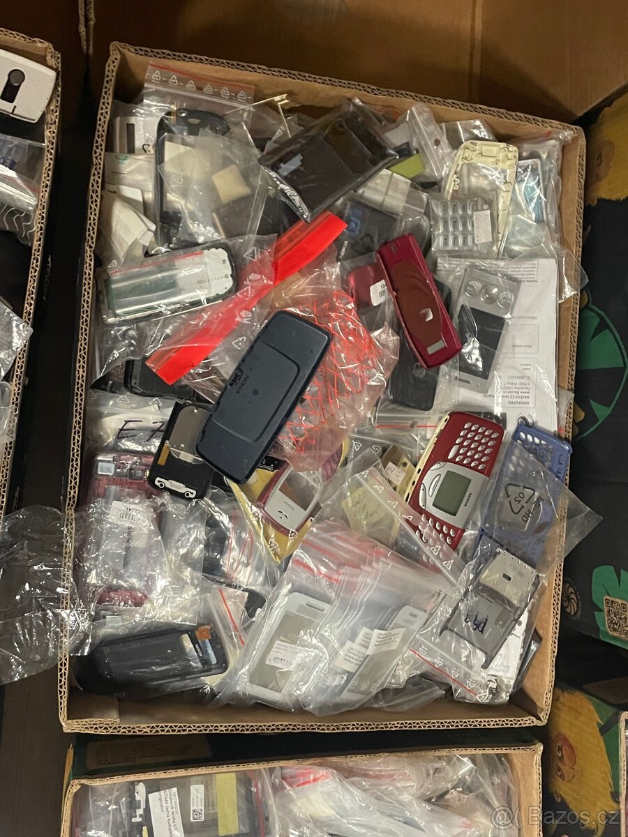 Krabice mobilnich telefonu dilu - 8