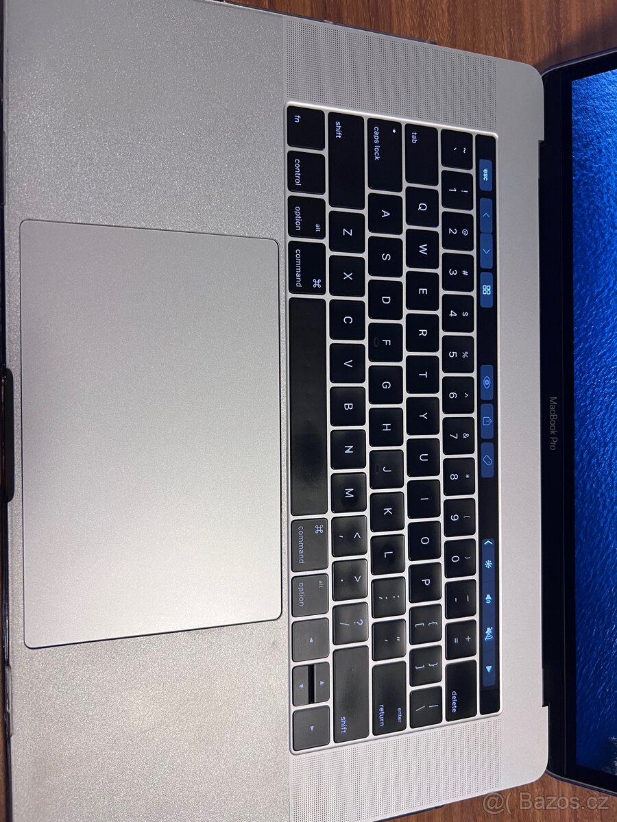MacBook Pro 15", i7, 16/512, NOVÁ BATERIE - 8