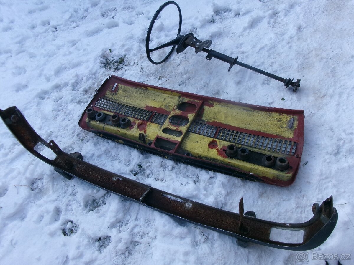 Prodám nádrže na moto a díly na Škoda 100, zadní čelo a zadn - 8