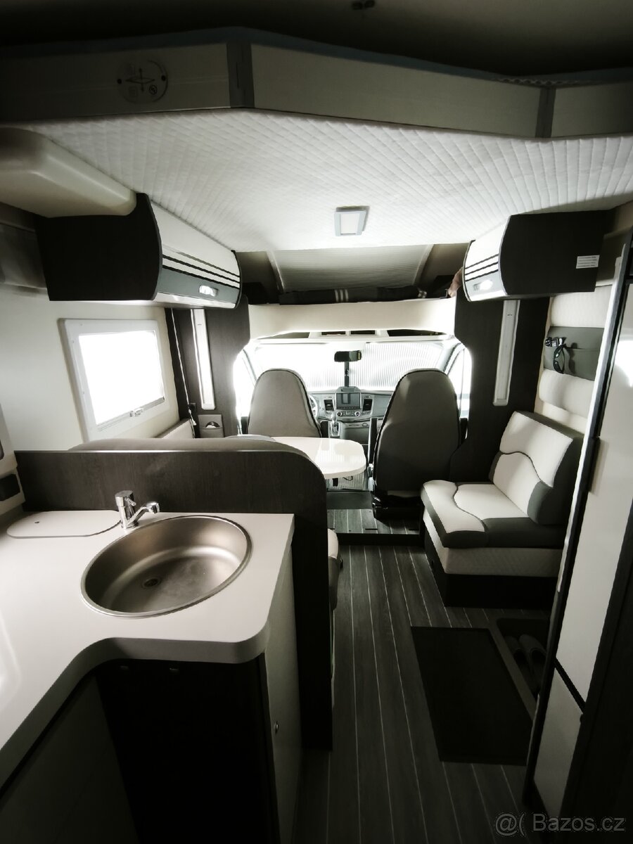 Obytný karavan Ford - 8