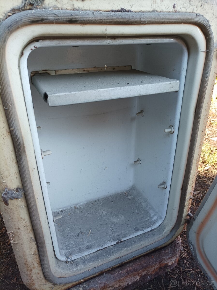 Stará chladnička, lednička - 8
